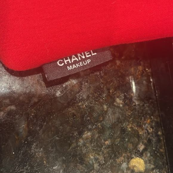 Chanel make-up satin lined. Never used. Raised velvet lettering.     Unique - Picture 4 of 7
